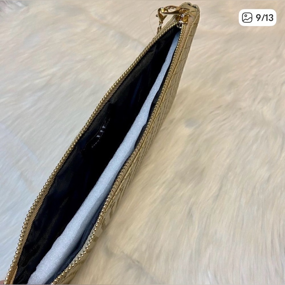 Chic and classy Virginia Wolf gold woven clutch - Picture 9 of 12
